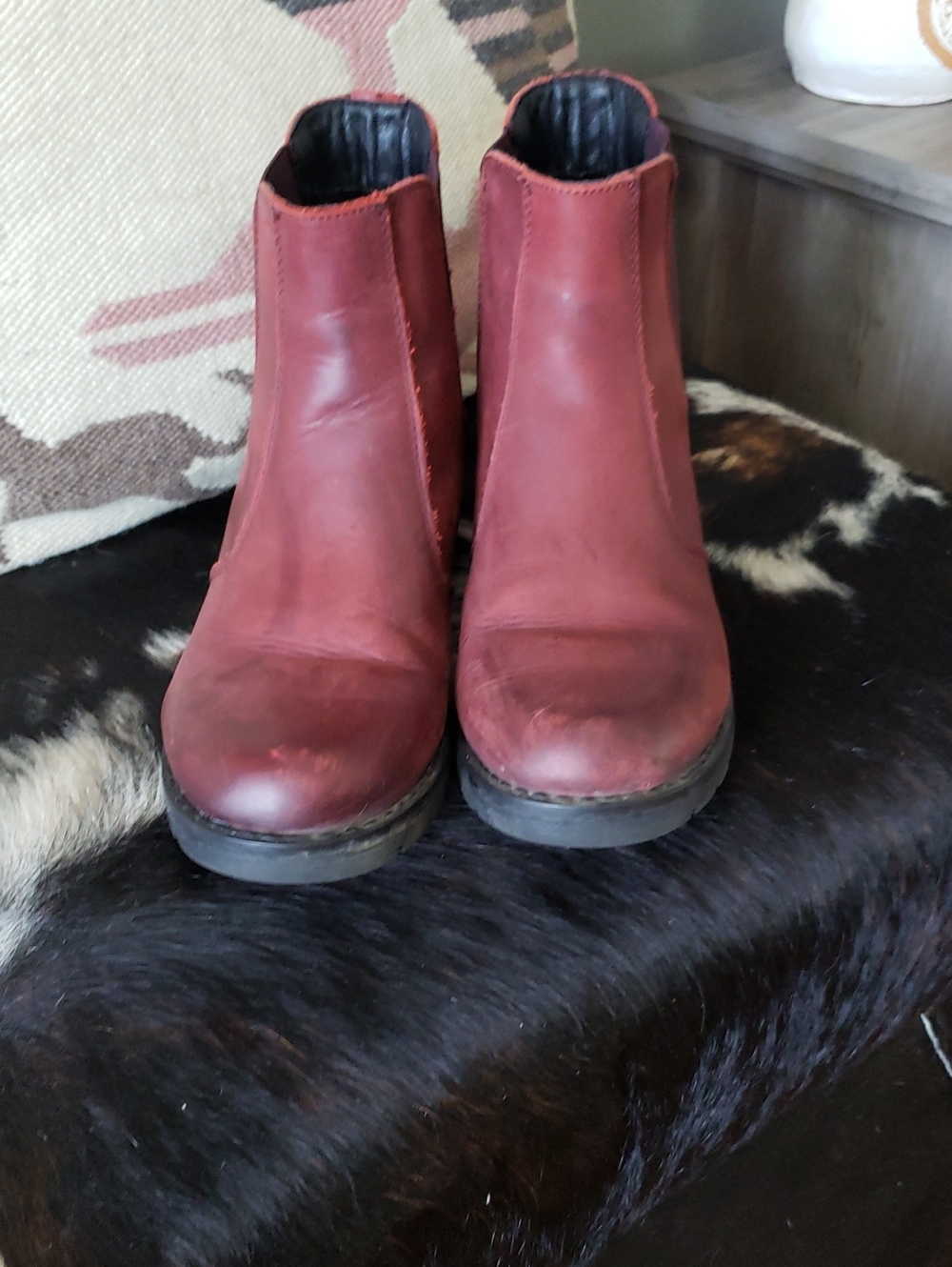 Blundstone Women's Red Leather Chelsea Ankle Boots